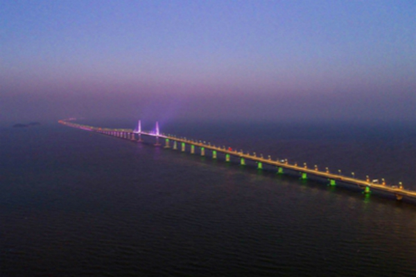 港珠澳大桥亮灯