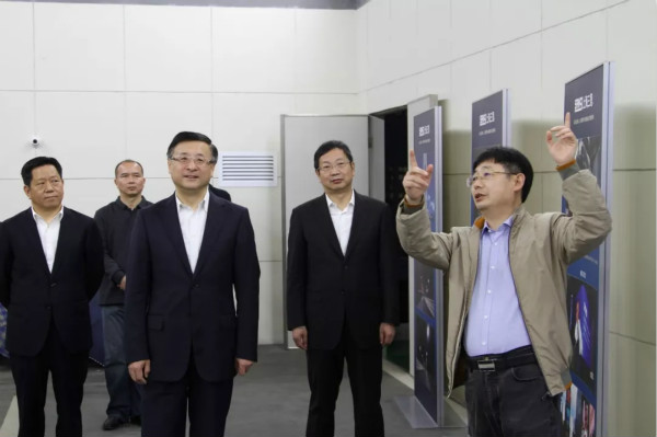 上海市委常委、市委政法委书记陈寅(中)、闵行区区委书记朱芝松(右二)、区委常委、政法委书记刘豫峰(左一)听取上海三思总裁王鹰华(右一)介绍LED相关技术和产品