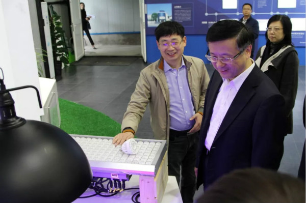 陈寅一行参观三思自主研发的LED产品