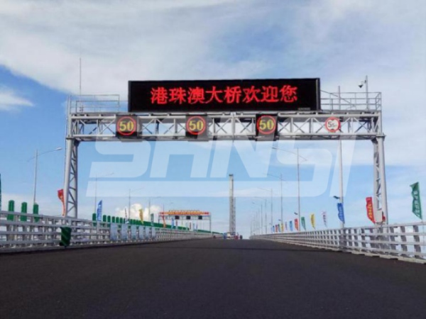 情报板,字体清晰,夜间可视性大幅提升