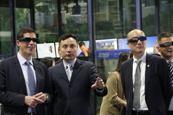 陈鸣副董事长向Todd J. Denison介绍三思最新科研产品