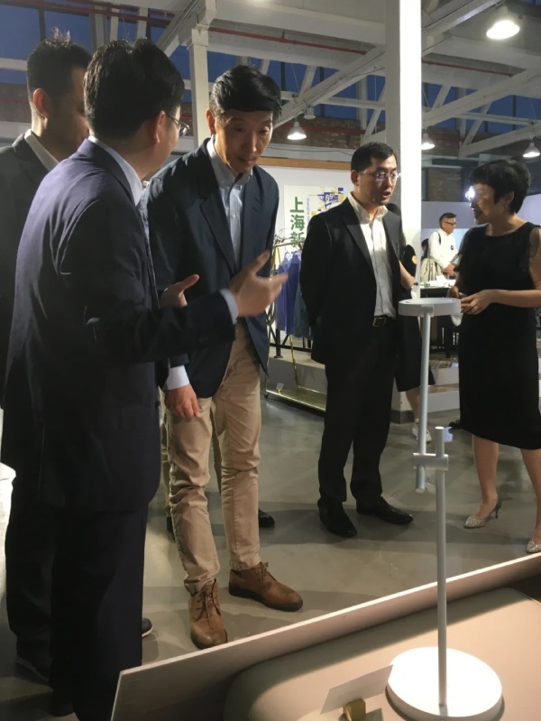 上海市市场监督管理局局长陈学军(中)等领导