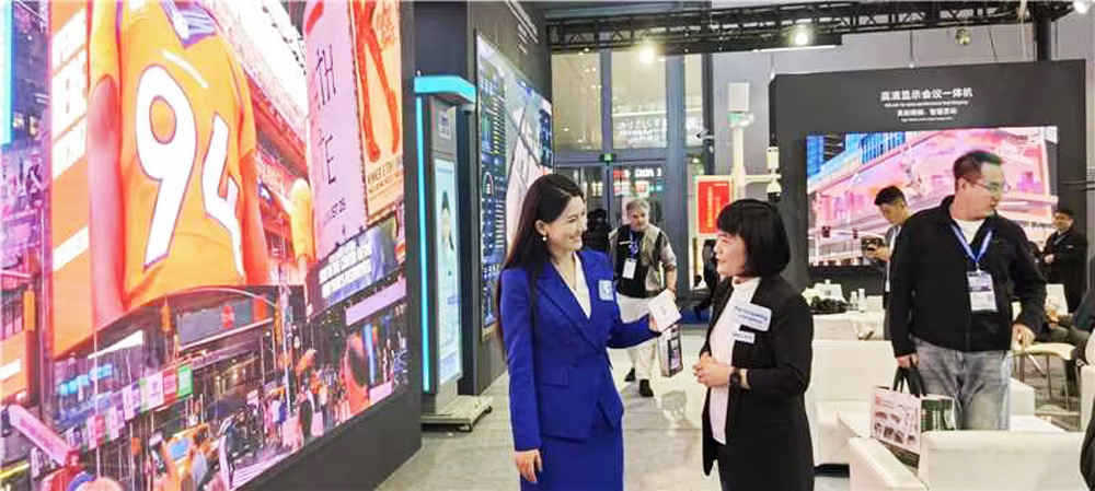 三思,多场景创新显示系统,解决方案,亮相ISLE,AI数字人领航,智启未来交互,新纪元