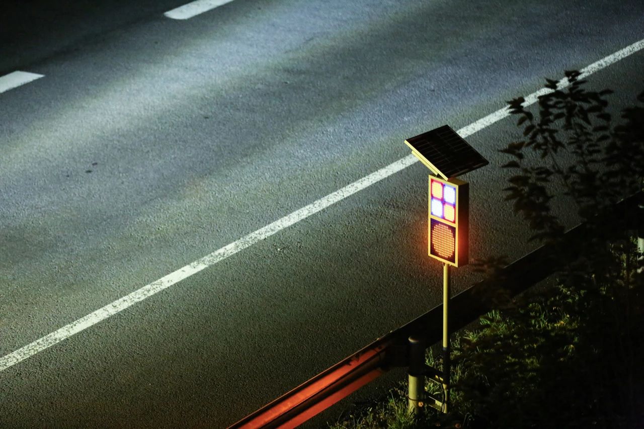 三思,智能警示系统,赋能,宁宿徐高速,LED爆闪警示装置,低位警示灯