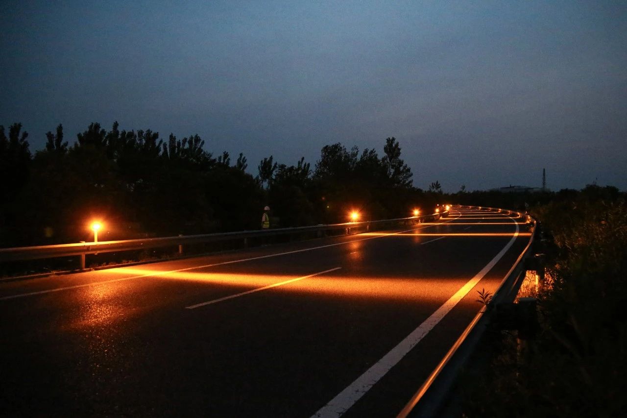 三思,智能警示系统,赋能,宁宿徐高速,LED爆闪警示装置,低位警示灯