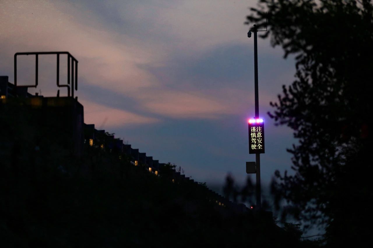 三思,智能警示系统,赋能,宁宿徐高速,LED爆闪警示装置,低位警示灯