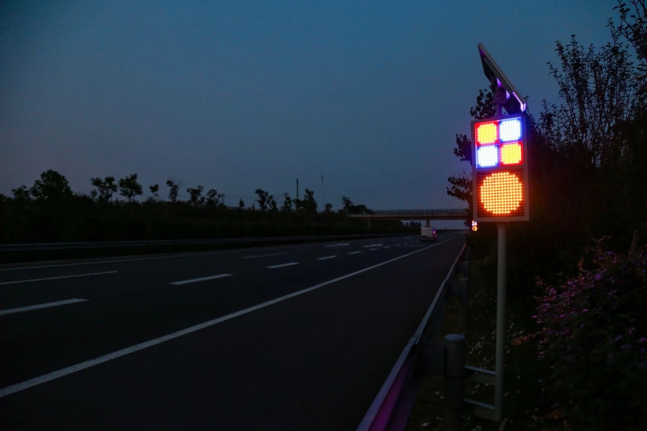 三思,智能警示系统,赋能,宁宿徐高速,LED爆闪警示装置,低位警示灯